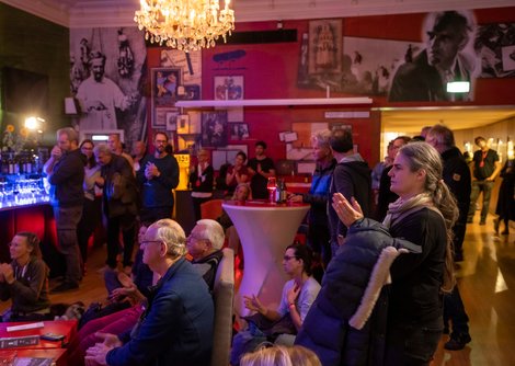 Publikum an der Bar im Foyer des Salzburger Marionettentheaters  | © Andreas Kolarik