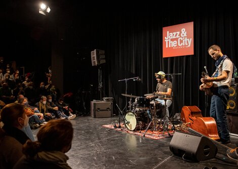 Lukas Kranzelbinder mit Julian Satorius im Toihaus Theater | © Andreas Kolarik