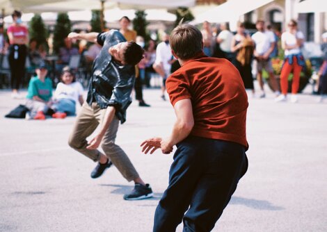 Die TänzerInnen von CieLAROQUE begleiten die MusikerInnen  | © Bahr Khalil