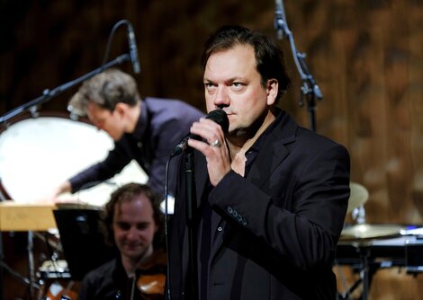 Das Ensemble Resonanz gemeinsam mit Charly Hübner  | © Jann Wilken