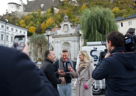 Bürgermeister Bernhard Auinger mit Andi Knoll und Tina Ritschl beim Interview | © Stadt:Salzburg/Rocio Escabosa
