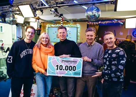 Spendenscheck-Übergabe des Altstadtverbandes Salzburg in Höhe von 10.000 Euro: Philipp Hansa, Tina Ritschl, Roland Aigner, Christian Wieber und Andi Knoll  | © Hitradio Ö3/Mila Zytka