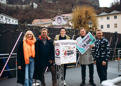 Das Ö3-Weihnachtswunder Moderationsteam mit Christian Wieber, Obmann Altstadtverband Salzburg und Roland Aigner, Geschäftsführer Altstadtverband | © Hitradio Ö3/Mila Zytka