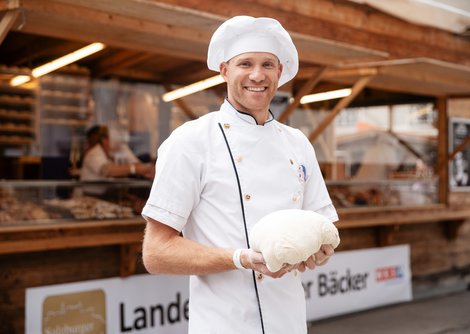 Wolfgang Bauer verköstigt die RupertikirtagbesucherInnen | © Birgit Probst