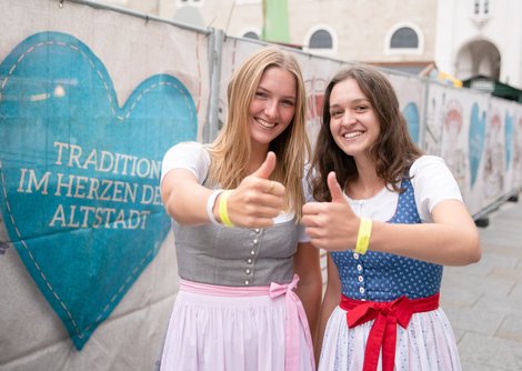 Rupertikirtags-Ordnerinnen Emma Gruber und Anika Baumgartlinger | © Birgit Probst