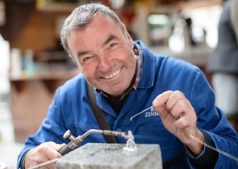 Zinngießermeister Rupert Leikam präsentiert sein Handwerk | © Birgit Probst