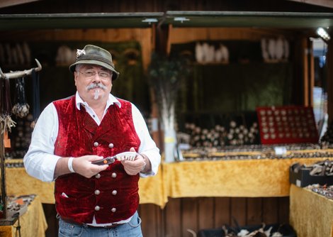 Hornschnitzer Franz Gfüllner wird  am Alten Markt vertreten sein  | © Birgit Probst