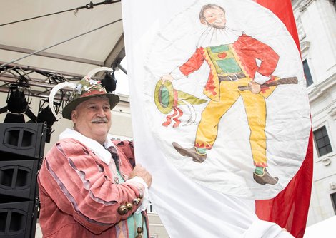 Der Rupertikirtag 2022  ist eröffnet: Hanswurst hisste die Marktfahne | © Andreas Kolarik