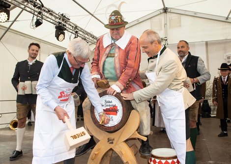 Traditioneller Bieranstich durch BM DI Harald Preuner und Stiegl-Braumeister Christian Pöpperl | © Andreas Kolarik