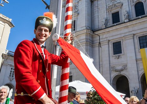 Rupert Johannes Franz hisste die Marktfahne | © wildbild