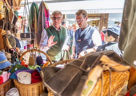 Am Rupertikirtags-Handwerksmarkt: BM DI Harald Preuner und Michael Hetzl, BM Mühldorf am Inn  | © wildbild