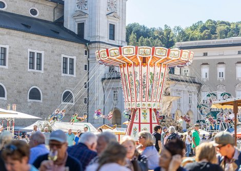Zahlreiche Fahrgeschäfte, Imbiss- und Genussstände rund um den Dom  | © wildbild
