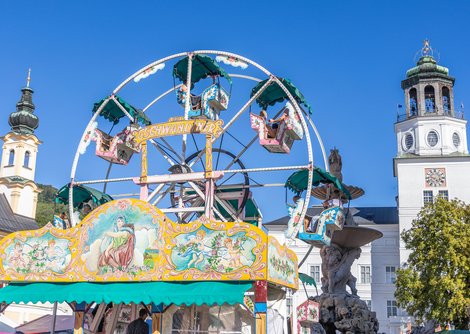 Nostalgische und moderne Fahrgeschäfte am Rupertikirtag 2023 | © wildbild