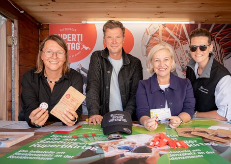 Sicher unterwegs am Salzburger Rupertikirtag - Mag. Eva Spießberger (Team Vielfalt), Altstadtverband-GF Roland Aigner, Stadträtin Andrea Brandner und Rebecca Morokutti   | © Stadt Salzburg/Alexander Killer