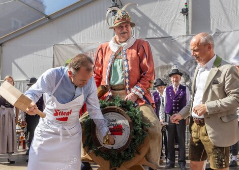 Bieranstich durch BM Bernhard Auinger, Hanswurst und Stiegl-Braumeister Christian Pöpperl | © Andreas Kolarik