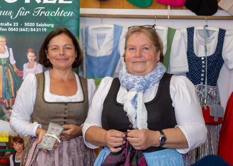 Inge Schachinger und Elisabeth Flörlbauer am Handwerksmarkt am Alten Markt | © Andreas Kolarik