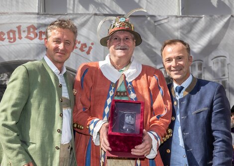 25-Jahr Jubiläum - Hanswurst wurde geehrt von Altstadtverband-Obmann Christian Wieber und BM Bernhard Auinger | © Andreas Kolarik