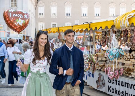 Magdalena Gassner und Sebastian Aigner genießen das typische Flair am Salzburger Rupertikirtag | © Andreas Kolarik