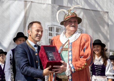 BM Bernhard Auinger ehrte Hanswurst zu seinem 25-Jahr-Jubiläum | © Andreas Kolarik