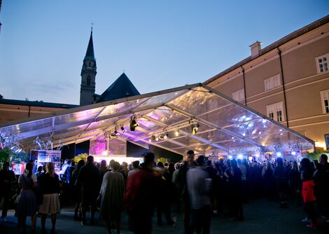 Die große überdachte Rupertibühne am Domplatz  | © wildbild