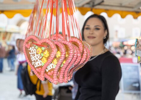 Lebkuchenherzen und weitere süße Köstlichkeiten gibt es am Salzburger Rupertikirtag | © Andreas Kolarik