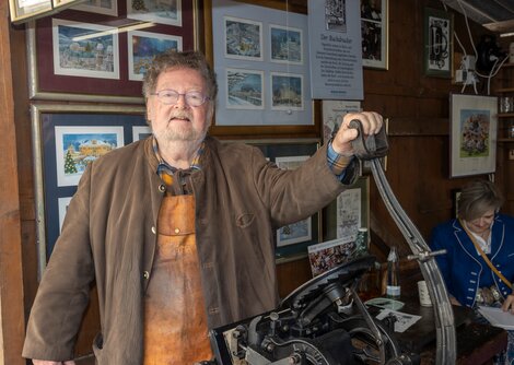 Günther Uitz fertigte vor Ort den beliebten Kirtagsdruck  | © Andreas Kolarik