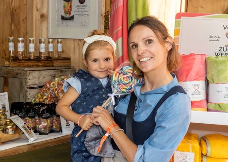 Livia mit Mama Birgit Eherer am Stand der Zuckerlwerkstatt  | © Andreas Kolarik
