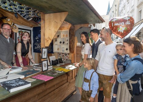 Besucher:innen am Handwerksstand von Naked Trust | © Andreas Kolarik