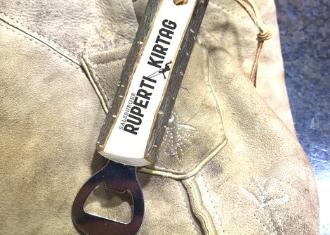 Neues Rupertikirtag-Souvenir: Der originale Rupertikirtag-Flaschenöffner in limitierter Auflage  | © Altstadt Salbzurg