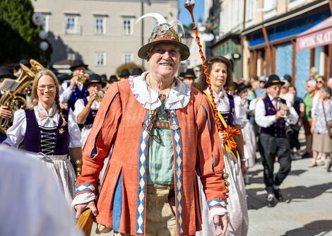 Der Salzburger Rupertikirtag 2025 ist eröffnet! Hanswurst beim feierlichen Einmarsch | © wiildbild