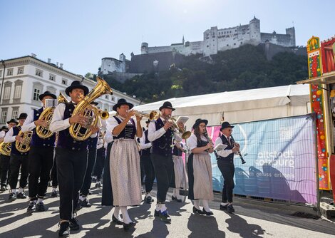 Trachtenmusikkapelle Maxglan vor der Kulisse der Festung Hohensalzburg | © wildbild