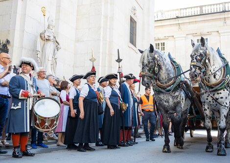 Die Salzburger Bürgergarde vor dem Dom | © wildbild