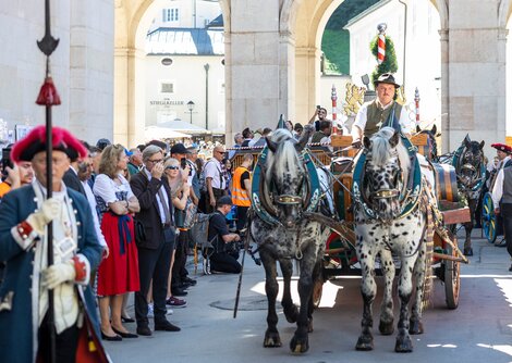 Stiegl-Bierkusche beim Einzug am Domplatz | © wildbild