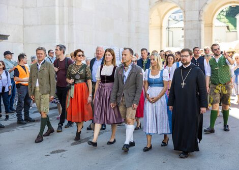 Prominente Gäste aus Kirche, Politik und Wirtschaft beim Festzug | © wildbild