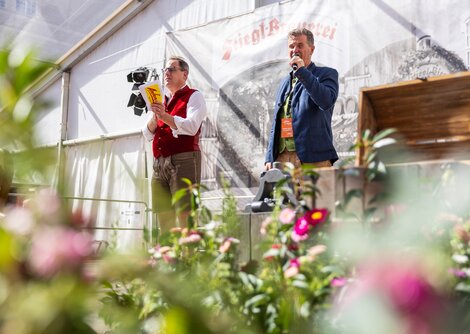 Begrüßung der Gäste durch Roland Aigner, GF Altstadtverband Salzburg, mit Moderator Christian Katzer | © wildbild