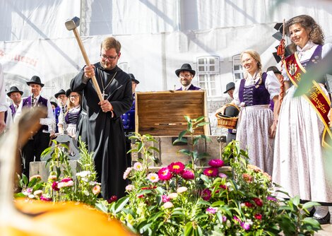 Erzabt des Stifts St. Peter Jakob Auer prägt die erste Rupertimünze bei der Eröffnung | © wildbild