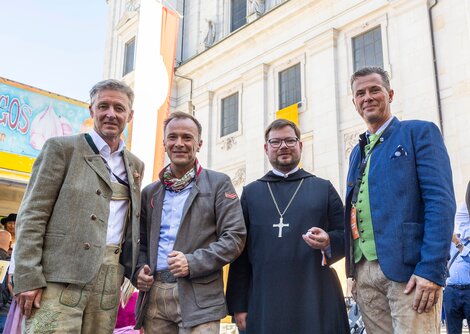 Die Marktfahne ist gehisst: Christian Wieber, Obmann Altstadtverband, BM Bernhard Auinger, Erzabt Jakob Auer, Roland Aigner, GF Altstadtverband | © wildbild