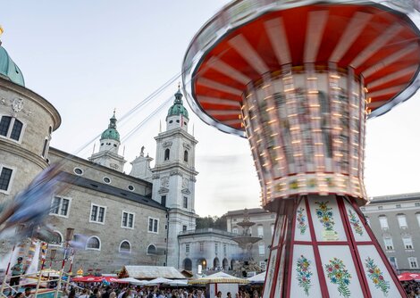 Das historische Kettenkarussell ist eines der Highlights am Salzburger Rupertikirtag | © wildbild