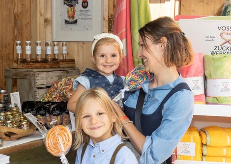 Livia und Nino mit Mama Birgit Eherer am traditionellen Handwerksmarkt am Alten Markt | © Andreas Kolarik