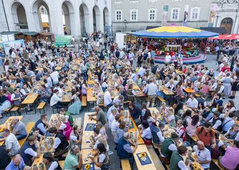 Zahlreiche Imbiss- und Genussstände boten ein umfangreiches Gastronomieangebot  | © wildbild