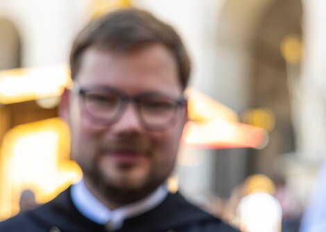 Jakob Auer, Erzabt des Stiftes St. Peter, prägte bei der Eröffnung die erste Rupertimünze | © wildbild