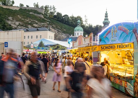 Süßes wie Lebkuchenherzen, Zuckerwatte, etc. am Salzburger Rupertikirtag | © wildbild