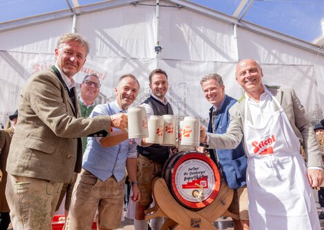Bieranstich: Christian Wieber, Obmann Altstadtverband, Christian Katzer, BM Bernhard Auinger, Jeremia Seewald, Stiegl, AV-GF Roland Aigner, Christian Pöpperl, Stiegl | © wildbild