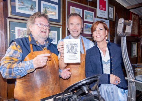 39. Kirchtagsdruck: KR Günther Uitz, BM Bernhard Auinger, Künstlerin Edith Sulzenbacher | © wildbild