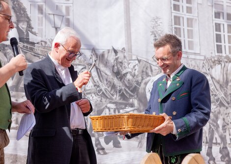 Segnung Rupertisalz: Moderator Christian Katzer, Dompfarrer Roland Rasser, Dominik Elmer, Erzdiözese Salzburg | © wildbild