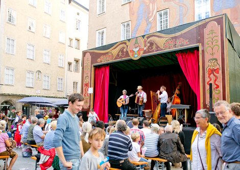 Pawlatschenbühne am Salzburger Rupertikirtag | © Wildbild