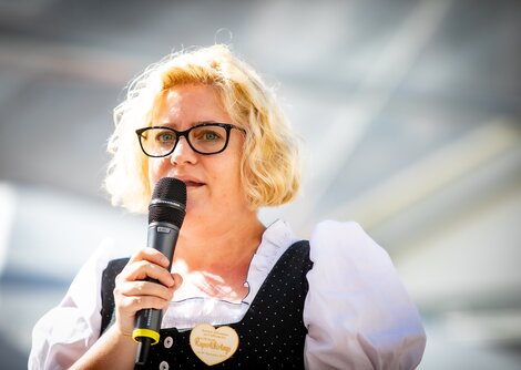 Salzburger Rupertikirtag: Festzeltwirtin Bettina Mayr | © Wildbild