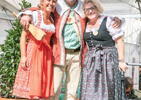Salzburger Rupertikirtag: Vizebürgermeisterin Dr. Barbara Unterkofler, Salzburger Hanswurst und Festzeltwirtin Bettina Mayr | © Wildbild