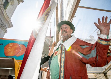 Salzburger Hanswurst beim Hissen der Marktfahne | © Wildbild