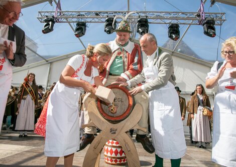 Bieranstich am Salzburger Rupertikirtag | © Wildbild